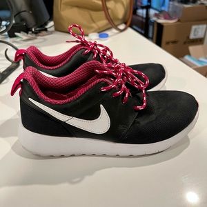 Girl’s Nike Roshe Black & Pink Running Shoes